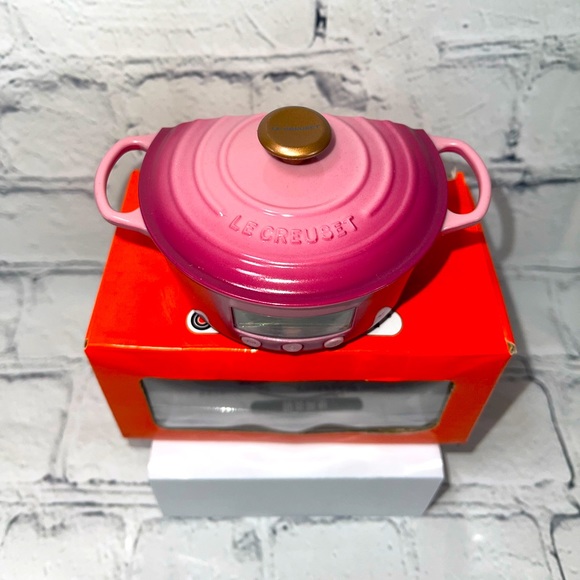 Le Creuset Dutch Oven Berry (Pink) Magnet Timer - Picture 2 of 4